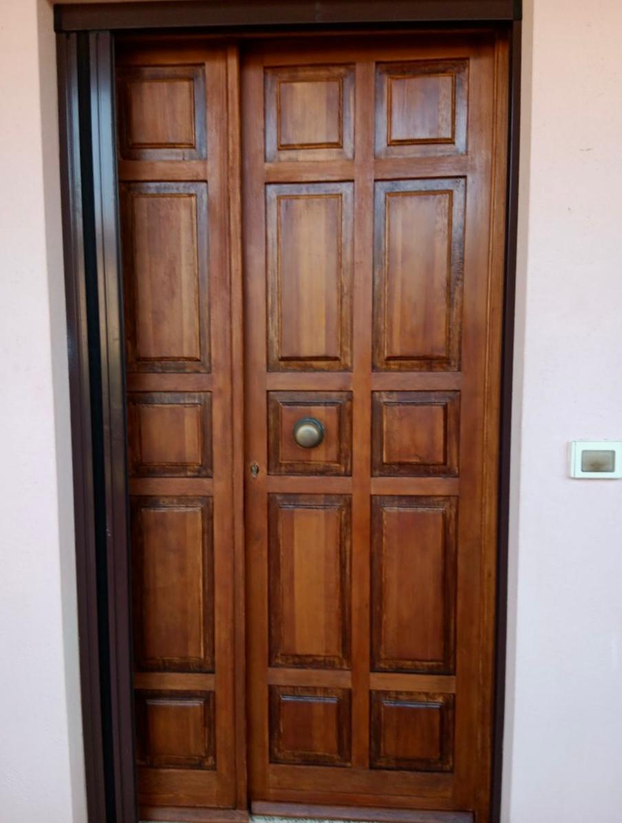 Portone sverniciato e colorato